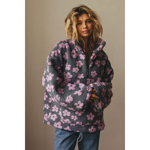 Modny sweter damski w kwiaty – ciepły