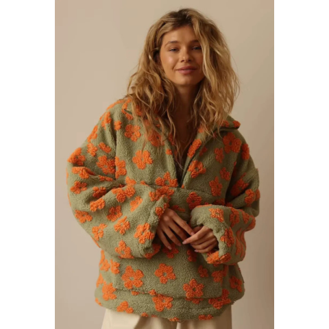 Modny sweter damski w kwiaty – ciepły