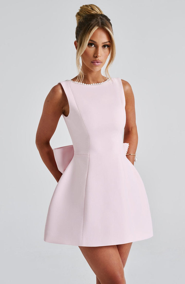 Elegancka mini sukienka damska z perłowymi detalami
