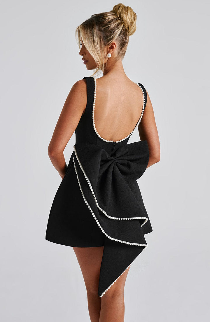 Elegancka mini sukienka damska z perłowymi detalami
