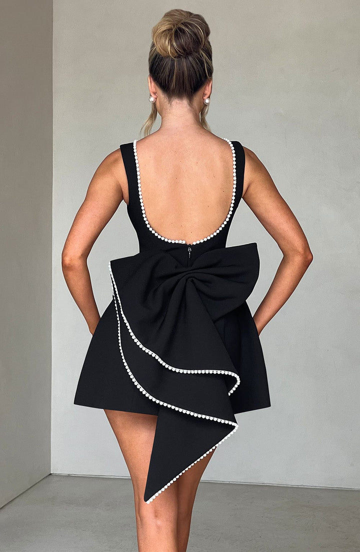 Elegancka mini sukienka damska z perłowymi detalami