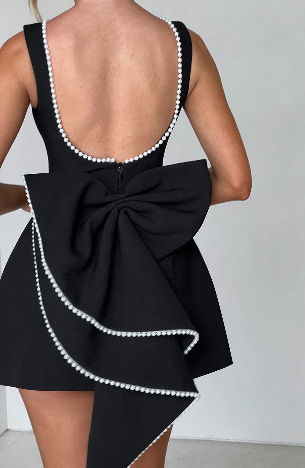 Elegancka mini sukienka damska z perłowymi detalami