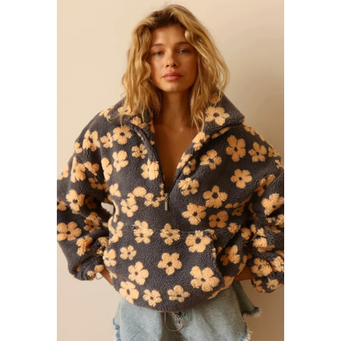 Modny sweter damski w kwiaty – ciepły