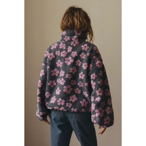 Modny sweter damski w kwiaty – ciepły