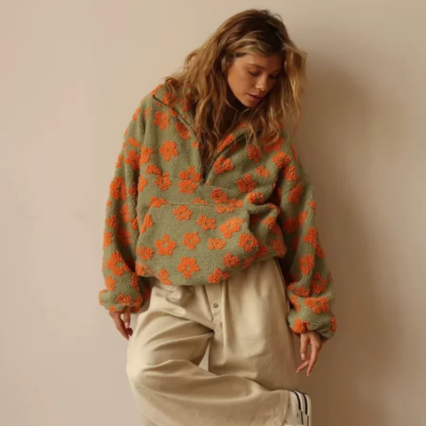 Modny sweter damski w kwiaty – ciepły