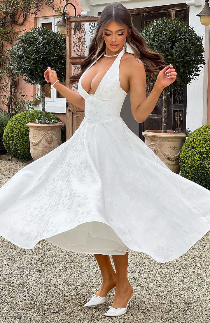Elegancka sukienka midi z halterem podkreślająca sylwetkę