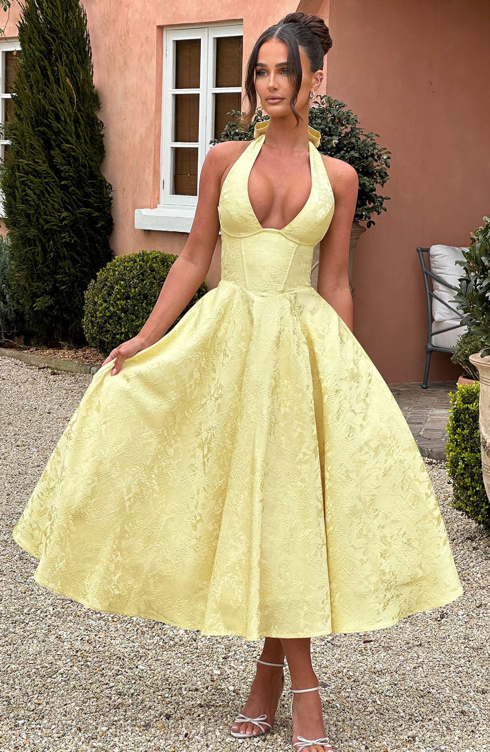 Elegancka sukienka midi z halterem podkreślająca sylwetkę