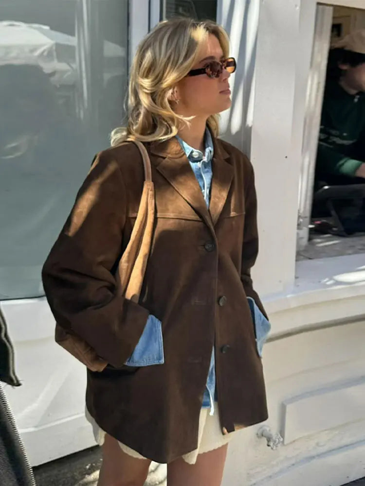 Modna kurtka damska w oversize z wyprofilowanymi ramionami
