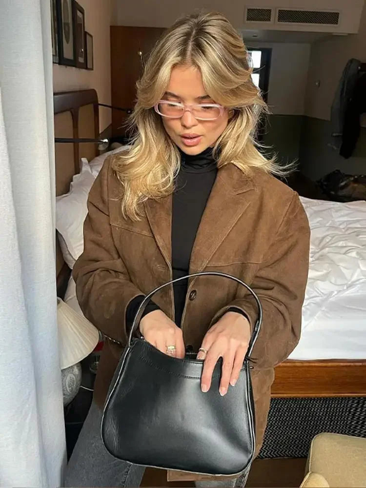 Modna kurtka damska w oversize z wyprofilowanymi ramionami