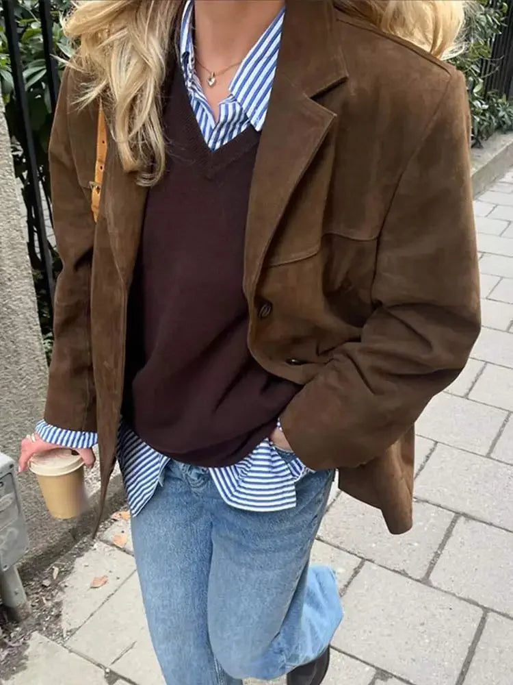 Modna kurtka damska w oversize z wyprofilowanymi ramionami